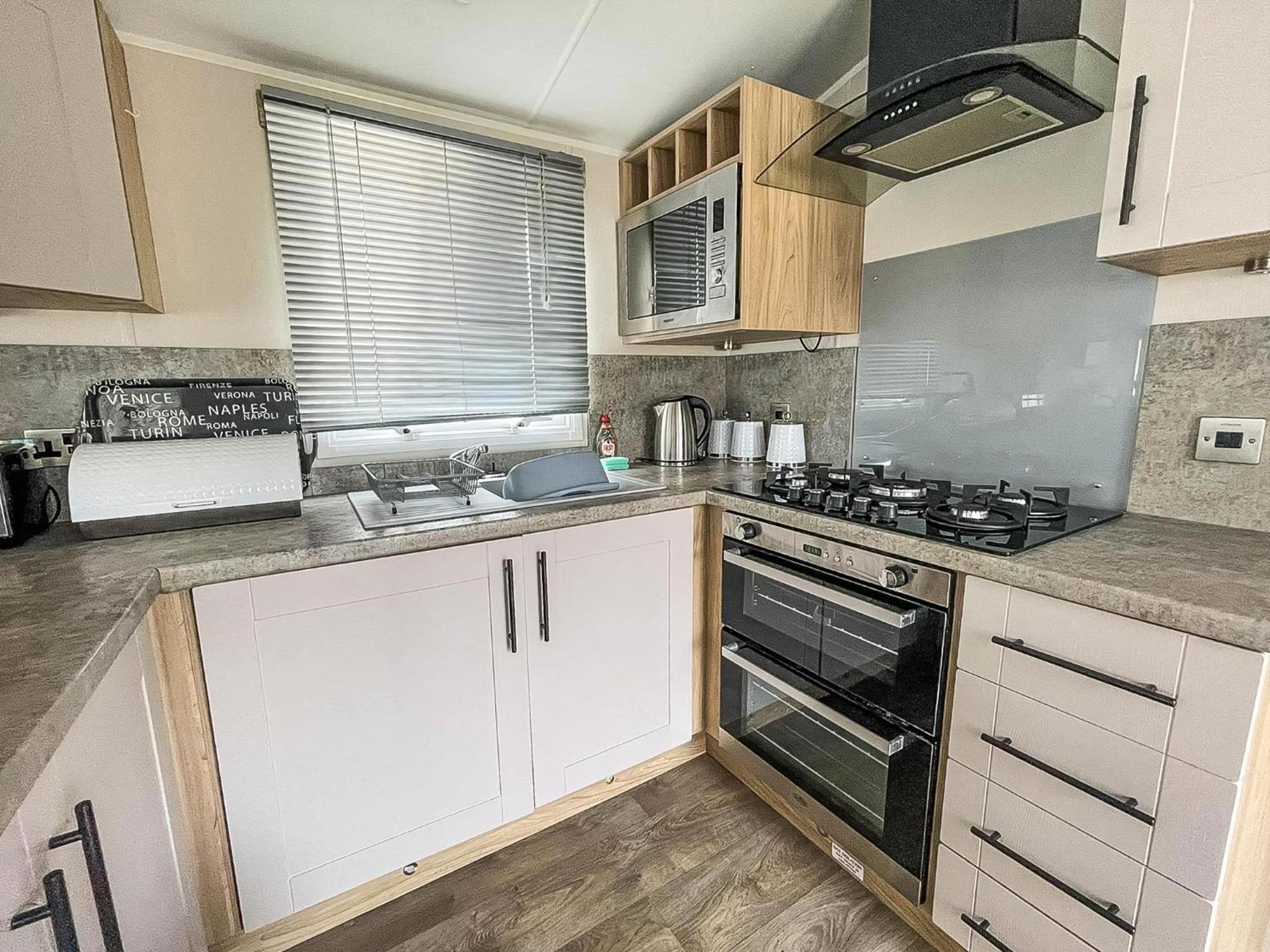 Beautiful Caravan For Hire With A Partial Sea View In Suffolk Ref 32042Az Lowestoft Exterior photo